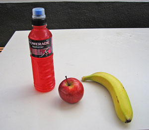 スポーツ飲料と朝食のリンゴとバナナ