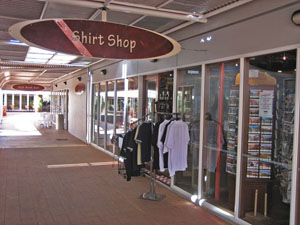 Shirt Shop（シャツやお土産）