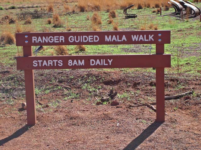 エアーズロック（ウルル）登山口　「RANGER GUIDED MALA WALK」の標識